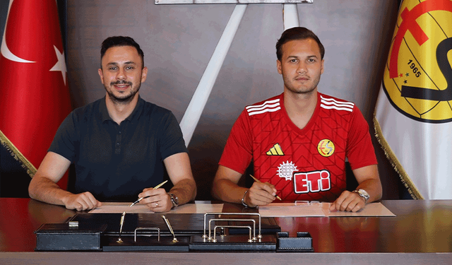 Siyah kırmızılardan savunmaya takviye