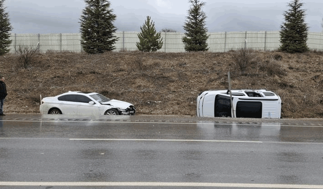Afyon'da otomobille hafif ticari aracın çarpıştığı kazada 6 kişi yaralandı