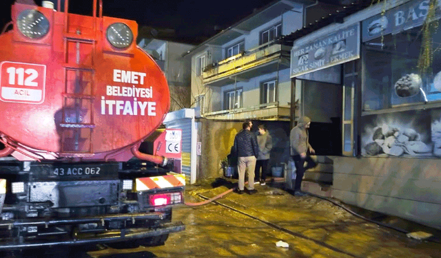 Kütahya'da fırın deposunda çıkan yangın büyümeden söndürüldü