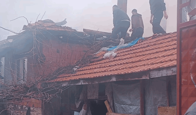 Kütahya'da korkutan yangın, iki katlı ev kullanılamaz hale geldi