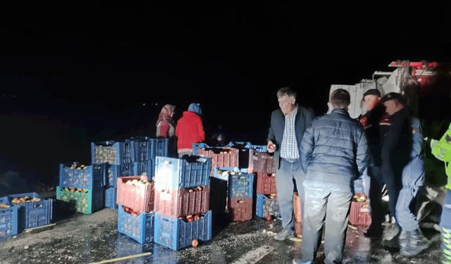 Afyon'da kazada çevreye dağılan elmaları köy sakinleri topladı
