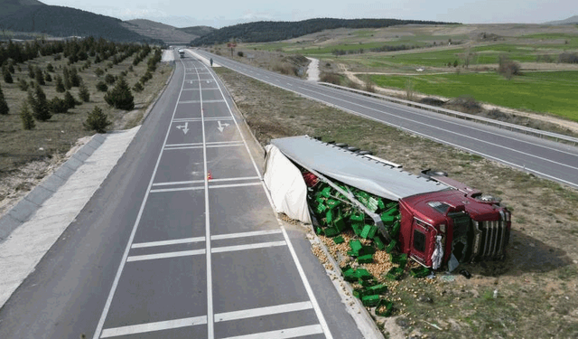 Afyon'da patates yüklü tır devrildiği kazada 3 kişi yaralandı