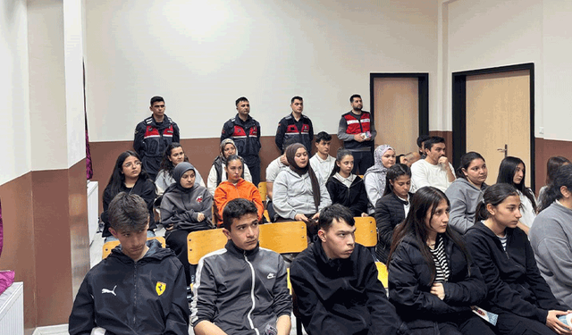 Afyonkarahisar'da jandarmadan öğretmen ve öğrencilere güvenli internet eğitimi