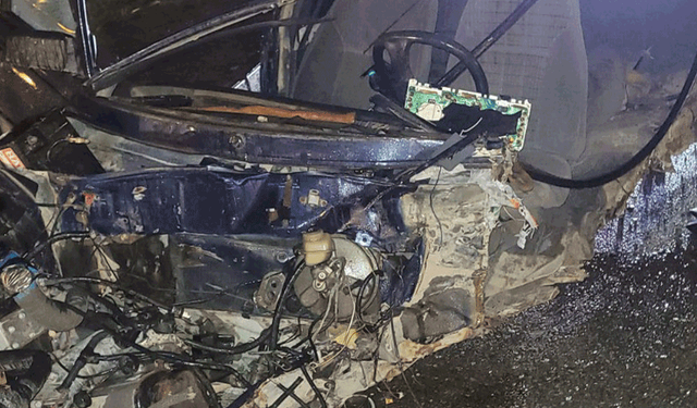 Afyonkarahisar'da köprü bariyerlerine çarpan otomobilin sürücüsü hayatını kaybetti