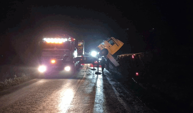 Bilecik'te devrilen tır trafiği olumsuz etkiledi