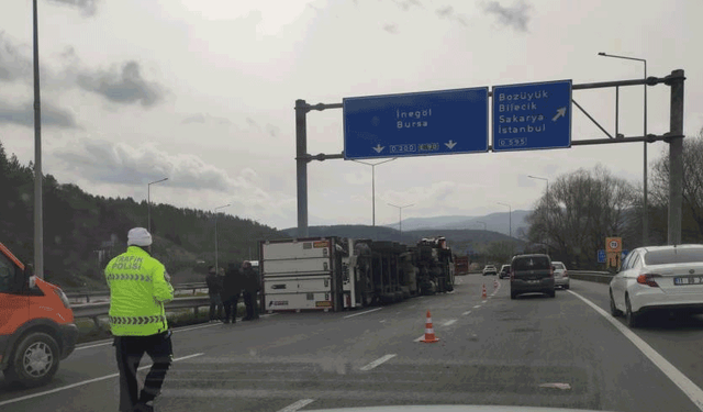 Bilecik'te kontrolden çıkan tır devrildi
