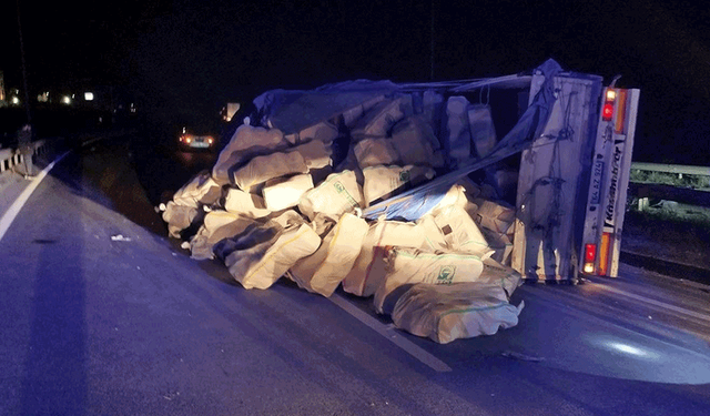 Bilecik'te kontrolden çıkan tır refüje çarpıp yan yattı: 1 yaralı