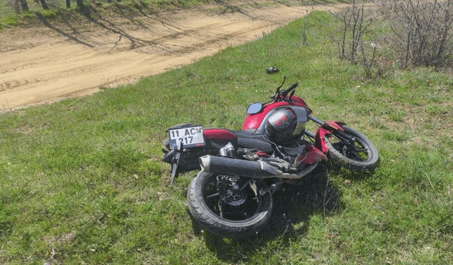 Bilecik'te motosiklet trafik tabelasına çarptı: 1 yaralı