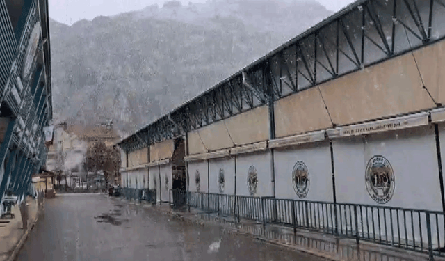 Eskişehir 'in ilçesinde lapa lapa kar yağdı