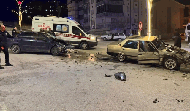 Kütahya'da iki araç çarpıştı: 2 yaralı
