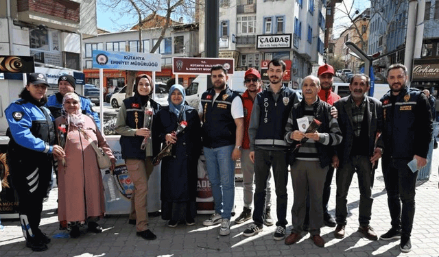 Kütahya'da Polis Haftası'nda bilgilendirme stantları kuruldu