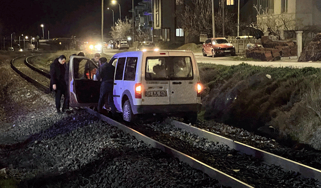 Afyonkarahisar'da yolu karıştırıp tren raylarına giren sürücünün tehlikeli anları
