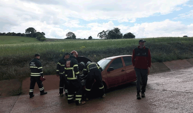 Kütahya Gediz'de otomobil yoldan çıktı: 4 yaralı