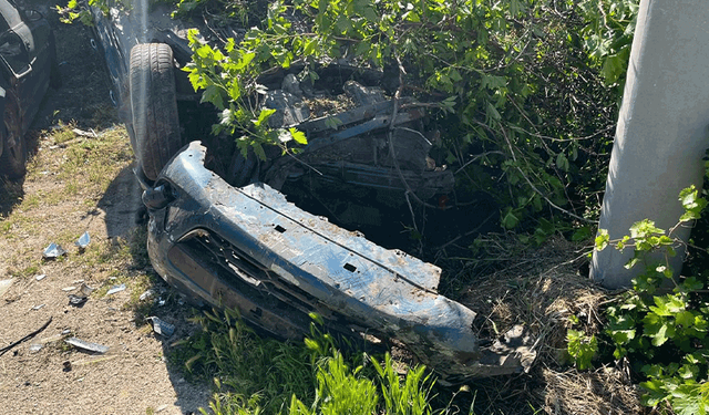 Afyonkarahisar'da takla atıp bahçeye devrilen otomobilin sürücüsü yaralandı