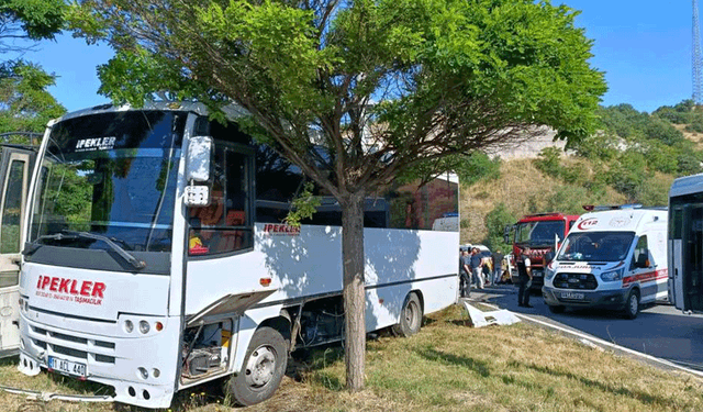 Bilecik'te  işçi servisi ile hafif ticari araç çarpıştı, 4 yaralı