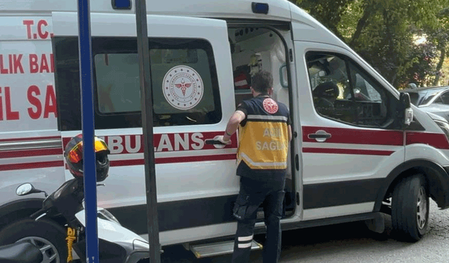 Bilecik'te kazada yaralanan yolcuya esnaftan sandalyeli destek