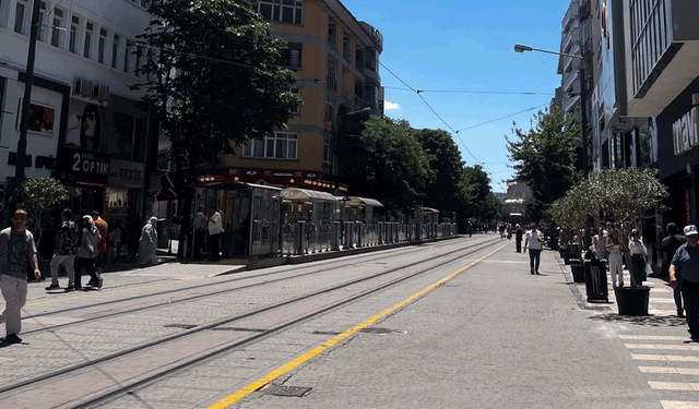 Eskişehir'de sıcak hava nedeniyle çarşıda yoğunluk azaldı
