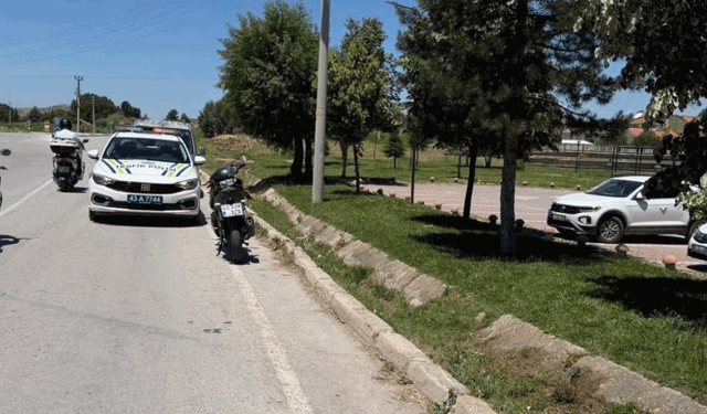 Kütahya'da motosiklet kazası, kask hayat kurtardı