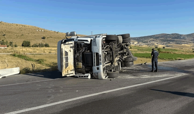 Afyon'da  devrilen tırın sürücüsü yaralandı
