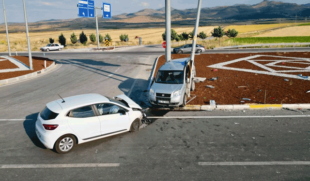 Afyon'da hafif ticari araç otomobille çarpıştı: 7 yaralı