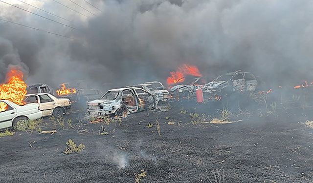 Afyonkarahisar'da hurdalığa sıçrayan yangında maddi hasar meydana geldi