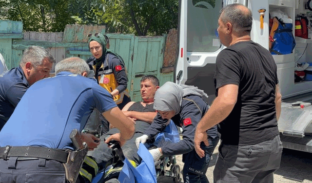 Bilecik'te çatı yangınına müdahale ederken bir alt kata düşen itfaiyeci yaralandı