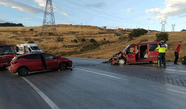 Bilecik'te iki otomobil kafa kafaya çarpıştı: 4 yaralı