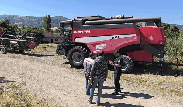 Bilecik'te jandarmadan hasat öncesi biçerdöver operatörlerine uyarılar