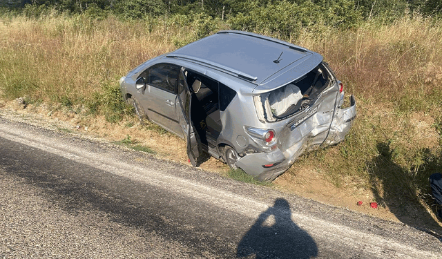 Bilecik'te kamyonetle otomobil çarpıştı: 3 yaralı