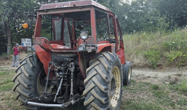 Bilecik'te kontrolden çıkan traktör devrilirken, sürücüsü yaralandı