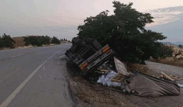 Bilecik'te yan yatan tırın sürücüsü yaralandı