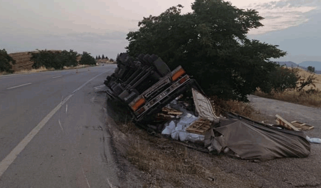 Bilecik'te yan yatan tırın sürücüsü yaralandı