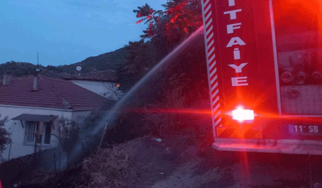 Bilecik'te yerleşim yeri yakınındaki otluk alanda çıkan yangın korkuttu