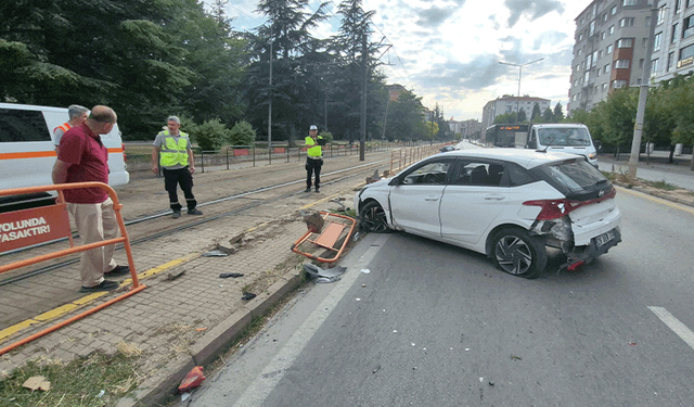 Eskişehir'de kontrolden çıkan otomobil bariyerleri aştı: Anne ve kızı yaralı