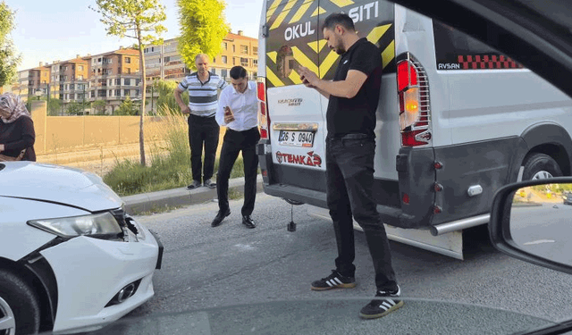 Eskişehir'de otomobil servis aracına arkadan çarptı