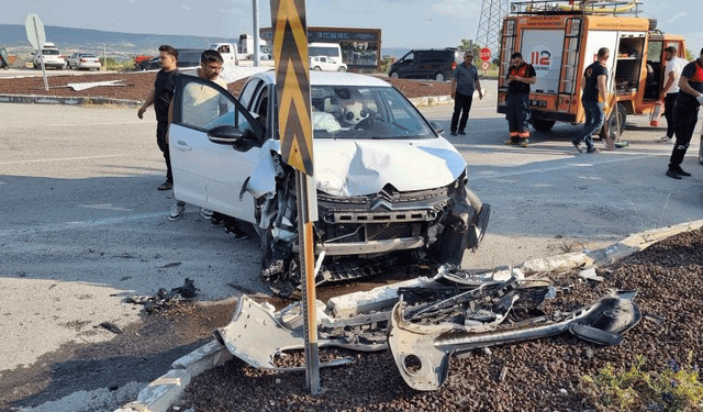 Kütahya  Domaniç'te otomobiller çarpıştı: 2 yaralı