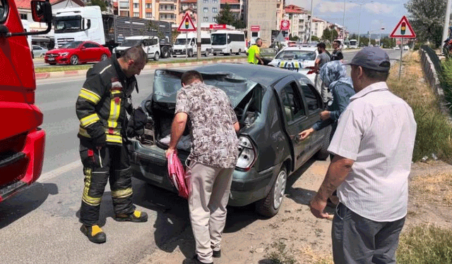 Kütahya'da  kamyonun çarptığı otomobildeki 2 çocuk yaralandı