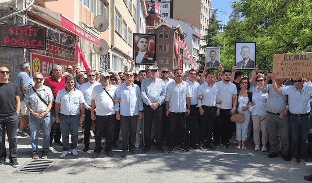 Yalaz partinin anahtarlarını seçim kurulunun kapısına astı: “İradenin arkasında duruyoruz!”