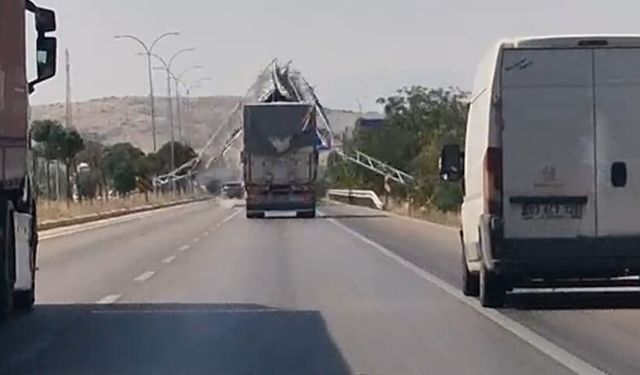 Afyonkarahisar'da damperi açık unutulan kamyon yön levhasını yıktı