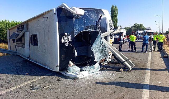 Afyonkarahisar'da devrilen otobüste yaralanan 22 kişinin tedavileri devam ediyor
