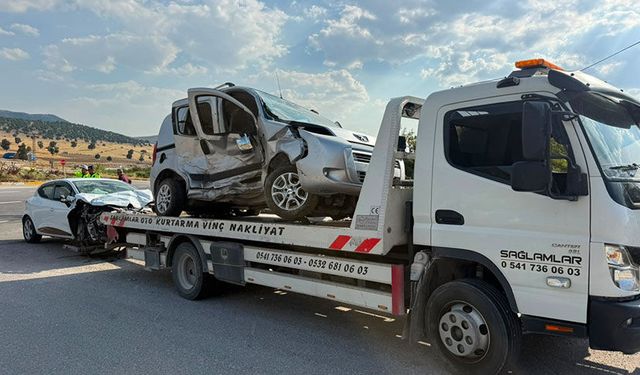 Afyonkarahisar'da iki otomobilin çarpıştığı kazada 5 kişi yaralandı