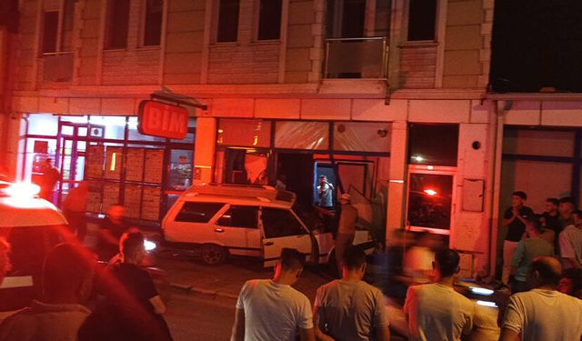 Afyonkarahisar'da kontrolden çıkan otomobil markete girdi