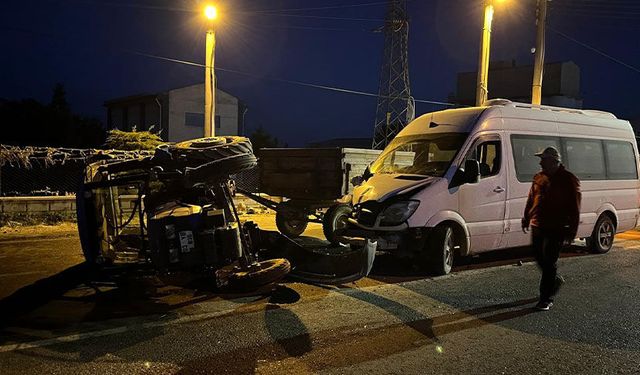 Afyonkarahisar'da minibüsle traktör çarpıştı: 6 yaralı