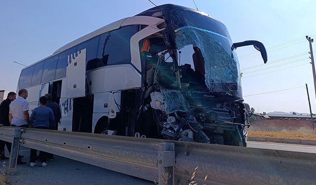 Afyonkarahisar'da yolcu otobüsü kamyonete çarptı: 1 ölü, 15 yaralı