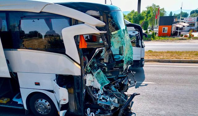 Afyonkarahisar'da yolcu otobüsünün çarptığı kamyonet sürücüsü hayatını kaybetti, 15 kişi de yaralandı