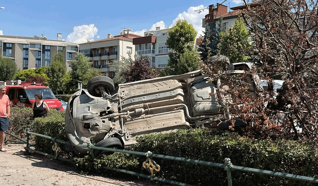 Eskişehir’de feci kaza: Önce ağacı devirdi, sonra takla attı