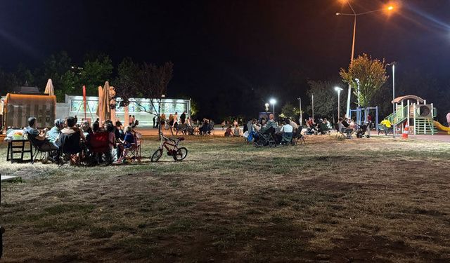 Eskişehir’de vatandaşlar sıcak Ağustos akşamlarını parkta değerlendiriyor
