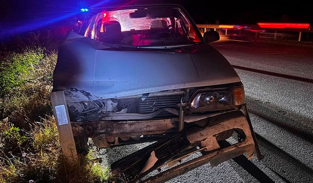 Kütahya'da bariyerlere çarpan otomobilin sürücüsü yaralandı
