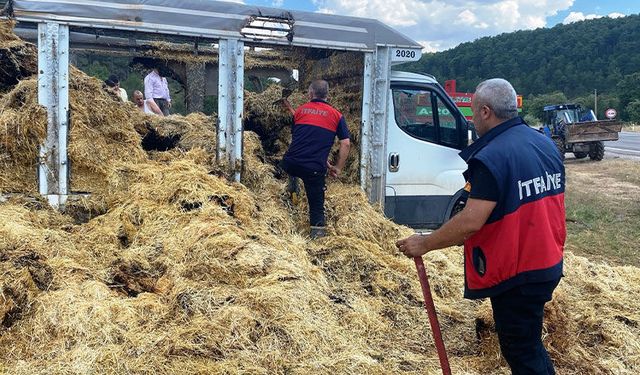 Kütahya'da saman yüklü kamyonet alev aldı
