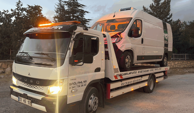 Afyon'da  kamyonetle otomobille çarpıştı: 3 yaralı